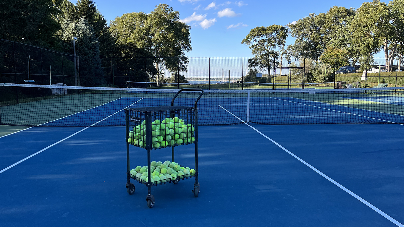 Dering Harbor Courts